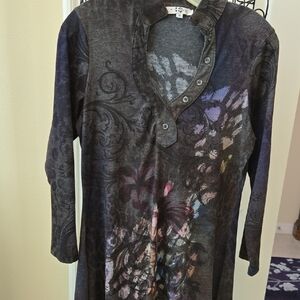 Paris IQ Tunic, top with handkerchief hemline and 3/4 Sleeves In size medium